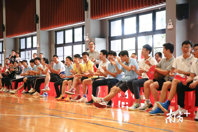 6月19日,朱芳雨在德胜学校交流。德胜学校供图 6月19日,朱芳雨在德胜学校交流。德胜学校供图