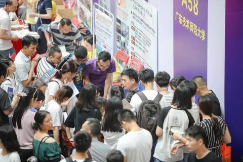 广东技术师范大学展位被围得水泄不通，老师正在向家长介绍学校的相关热门专业。/佛山日报记者王伟楠