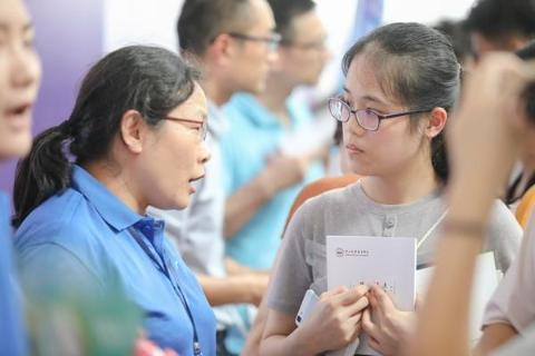 现场学生正在认真咨询。/佛山日报记者王伟楠