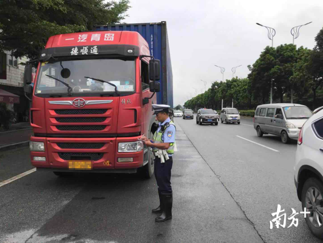 近一年来,大量的车辆,特别是大货车都绕道南庄内的主干道路行驶,导致车流量剧增。 近一年来,大量的车辆,特别是大货车都绕道南庄内的主干道路行驶,导致车流量剧增。