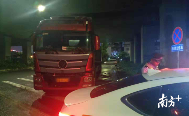 据不完全统计,夜晚停放在村道过夜的大货车超万辆,农村道路交通安全管理压力非常大。 据不完全统计,夜晚停放在村道过夜的大货车超万辆,农村道路交通安全管理压力非常大。