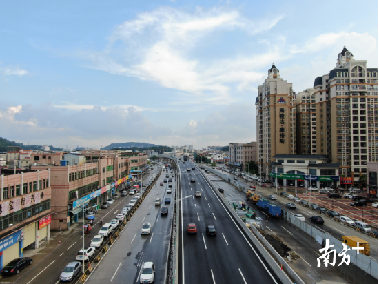 国道G105线顺德良勒路口立交改造工程左幅跨线桥顺利试通车。