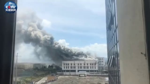 现场浓烟滚滚。