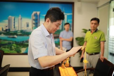 “长安剑”传递仪式。/佛山日报记者张弘弢摄