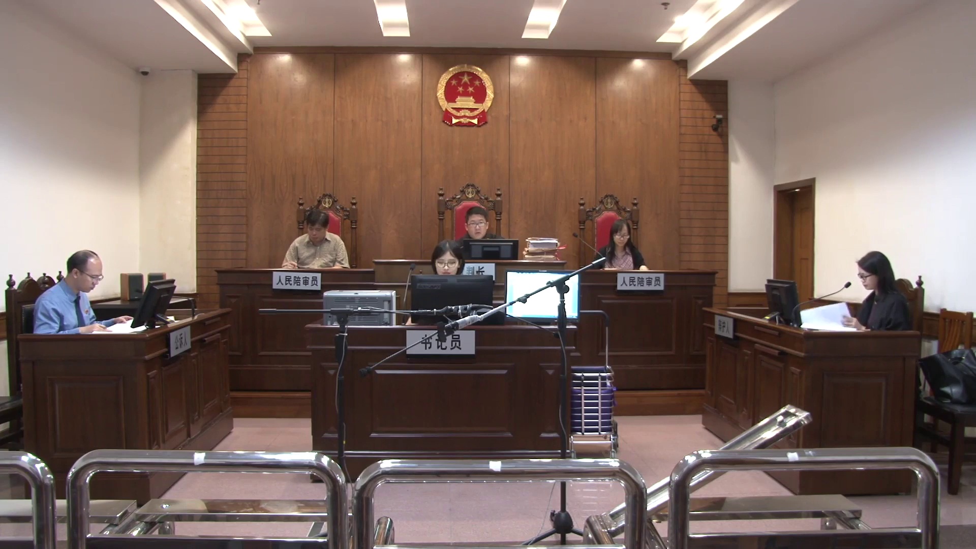 杨扬开庭中。