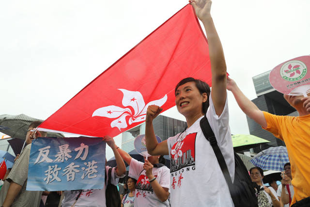 一位市民高举香港特区区旗,支持香港。 (南方周末记者 翁洹/图) 一位市民高举香港特区区旗,支持香港。 (南方周末记者 翁洹/图)