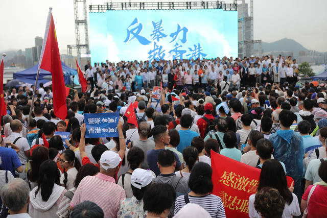 “守护香港大联盟”呼吁全港各界反对一切形式的暴力,尽快恢复社会正常秩序。 (南方周末记者 翁洹/图) “守护香港大联盟”呼吁全港各界反对一切形式的暴力,尽快恢复社会正常秩序。 (南方周末记者 翁洹/图)