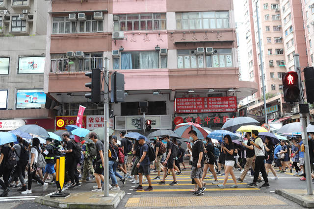 在九龙城区的游行示威活动中,游行队伍所经过的街道,两边的商铺都关上门。 (南方周末记者 翁洹/图) 在九龙城区的游行示威活动中,游行队伍所经过的街道,两边的商铺都关上门。 (南方周末记者 翁洹/图)