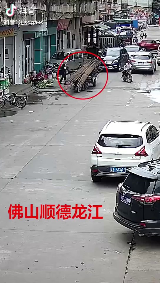 暖!男子被数十条钢筋砸晕,热心群众合力营救!