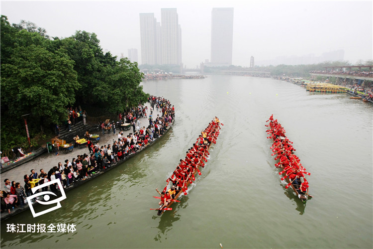 2010年4月18日,叠滘龙船在千灯湖上进行比赛,成千上万市民岸边观看。珠江时报记者方智恒摄 (1).jpg