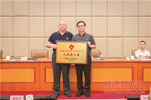 b2ee72ad88644cfc9ceddddec1ebd08a.jpg