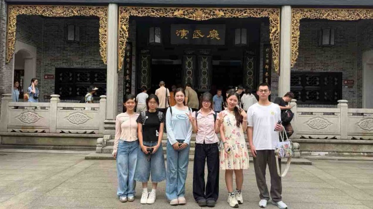 “看见是开始,看懂才是传承”——我们在祖庙找到的答案
一场醒狮表演只有十几分钟,但背后的故事,我们走了整整一天才慢慢读懂。🐉
在祖庙调研时,我们问了一些年轻学员:“你会舞狮,但能讲出‘采青’是什么意思吗?”很多人摇了摇头。他们从小练动作,听过文化讲解,却很难用自己的话把醒狮的故事讲出来。
我们把这种现象叫做“哑巴文化”——文化被接触、被学习,却没有真正转化成年轻人自己的语言。
叶俊城教练说,学生要把知识变成自己的东西,需要一个“沉淀”的过程,需要慢慢“融会贯通,去理解”。这句话让我们想了很久。
醒狮之所以是佛山醒狮,不只是因为“狮子长得不一样”,更因为它背后连接着一座城市的武术传统、民间生活和文化记忆。如果年轻人只会舞、不会讲,那这些记忆就可能慢慢断掉。
所以这次调研,我们想做的不仅是记录,更是把醒狮背后的文化讲给更多人听。
看见,是开始;看懂,才是传承。 从祖庙出发,“狮说新语”,仍在路上。
#三下乡青年行 #佛山大学 #醒狮传承 #狮说新语调研团