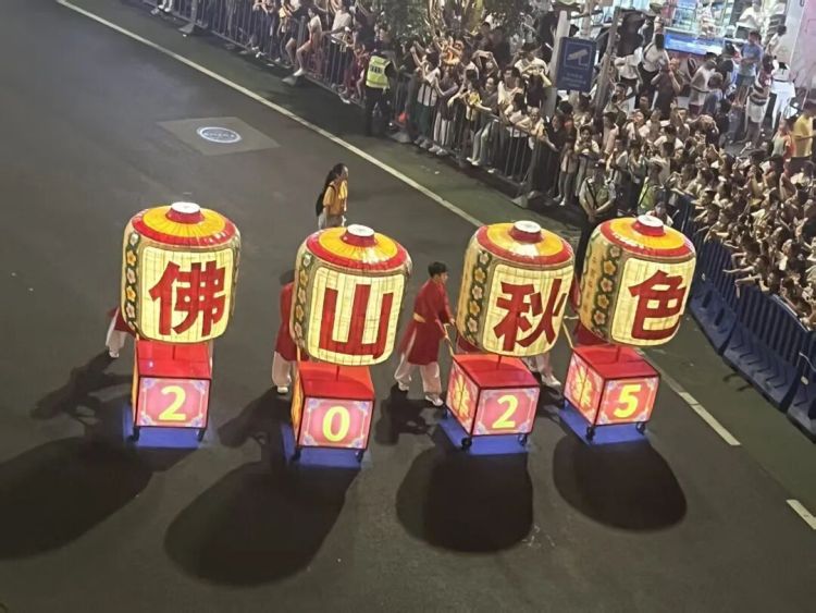 佛山秋色,传承了500多年,佛山十番源自安徽,粤剧源自南戏,咏春源自南少林,八音锣鼓源自海陆丰,舞龙、飘色也非佛山原创,开放包容的城市吸纳五湖四海的力量,并代代相传。
武术、舞狮、粤剧演出和手工艺品巡游,佐证了佛山“四大名镇”、“四大聚”称号背后手工艺、工业、商业、文化的繁荣。