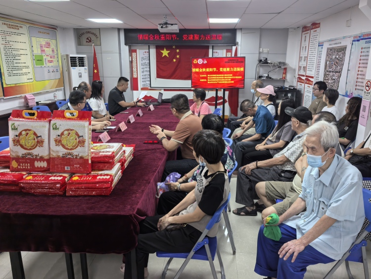 大观社区开展“我们的节日·重阳”新时代文明实践活动
重阳佳节将至,佛山市紫荆花助学关爱协会、佛山市安全生产与应急管理协会携手大观社区居委会,面向辖区困难长者群体,开展了一场温情满满的重阳节关爱长者慰问活动,以真心陪伴和贴心服务,为长者们送上节日的问候与祝福。
活动中,大家通过宣传短片走近协会,了解协会的成长足迹、公益宗旨与组织属性,进一步感受协会的初心与担当,增进对协会公益工作的认同与信任。接着,大观社区梁剑冬书记作简要发言,向各位长者前辈致以节日祝福,并向协会一行表示诚挚感谢。紫荆花关工委副主任、书法家马国耀,佛山市安全生产与应急管理协会党支部书记、会长潘有强先后发言,分享各自的初心与担当,向在场长者表达诚挚问候与美好祝愿,也表示将持续关注社区居民所需,把关怀落到实处。随后,协会一行与大观社区书记、工作人员为到场长者逐一派送慰问品,送上节日的问候与祝福。一份份慰问品承载着浓浓心意,让社区困难长者真切感受到社会大家庭的关爱与温情。
活动最后,全体人员合影留念,一张张笑脸定格下重阳佳节的温暖瞬间。此次慰问活动为大观社区的困难长者送上了节日祝福与关怀,体现出社区与协会对长者服务的细心与贴心。