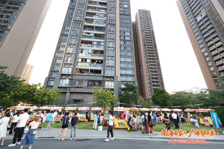 党建引领“南海自家人”,探索基层治理“新路径”
金峰洲社区地处广佛交界,每日众多“广佛候鸟”跨城通勤。如何让这些新市民真正扎根、找到归属感,是基层治理的一道必答题。
作为辖区内交付不久的新小区,时代天境小区常住人口达5000人,且租赁流动频繁、住户结构多元,面临着打破邻里陌生壁垒的现实挑战。为此,金峰洲社区以党建破题开路,通过推进“一小区一支部一阵地”建设,用熟人社会的温情去消解陌生人社会的疏离。2026年10月17日,“家里人・邻里情”邻里文化节在这里温情启幕,让“家里人”的温暖变成了可感可及的邻里日常。
下午,邻里集市热闹开市。慈善公益、里水好物、特色餐饮等摊位前人头攒动,交织出浓厚的市井温情。在这里,集市不仅是吃喝玩乐的汇聚,更是全龄友好的邻里派对。里善公益茶饮与金峰洲巾帼·爱家风味坊带来的茶饮、鱼蛋等风味小吃香气四溢,街坊们尝着小吃,聊着家常;新友里・暖“新”有“里”更精彩、社保环两江与健拓口腔・护牙暖心站,将政策咨询、反诈宣传和健康义诊直接送到了居民手边;可绘力・非遗手作坊与国潮当道 文创先行,带着大小朋友沉浸式体验传统非遗与国潮魅力。
而在金峰巧手・慈善手工坊前,精美的串珠公仔、藤编等手工作品备受青睐。街坊们慷慨解囊,将手工作品的售卖收入全部转入社区慈善基金,让邻里的善意在集市中温暖循环。这场热闹的集市,打破了高楼里的“关门闭户”,让新老市民在烟火气中拉近了距离。这份可感可及的归属感,正是里水深耕“创熟”多年,在基层社区结出的生动硕果。
傍晚,伴随着现场热烈的气氛,“百家烟火,家里人安”百家宴开席仪式隆重举行。这份归属感并非昙花一现,而是源于小区党支部牵头的党群联席会议机制。社区、党员、物业、居民骨干“四方联动”,听诉求、办实事;同时深化支部与物业党建共治,依托“初心计划”常态化提供家电维修、健康义诊等贴心服务。这种多方协同的共治模式,正用系统化的品牌建设,将这份温情固化为长效机制。
仪式后,百家宴正式开席。街坊围坐,来自广西的杨女士分享了家乡菜“酿豆腐”的故事:“这就像南方的饺子,小时候妈妈常做,希望能把温暖传递给大家。”作为小区的特色品牌,百家宴以美食联谊打破了邻里间的陌生壁垒,让无数像杨女士一样的新市民在这里找到了“家”的味道。随后,社区邻里大舞台节目展演轮番上演,将气氛推向高潮。舞台上的故事引发阵阵共鸣,掌声与笑声交织,而更多动人的故事正在邻里间悄然发生,充分展现了小区的活力与温度。
当城市的边界不断向外延伸,如何安放人们的情感?金峰洲的答案,藏在集市升腾的烟火气里,也藏在百家宴街坊们绽放的笑脸中。从“广佛候鸟”的匆匆步履,到围坐一桌的家长里短,消融的是陌生与疏离。基层治理最美的样子,莫过于让平行的生活轨迹在此交汇。金峰洲正以“家里人”为笔,让“南海自家人”从一句口号,变成了每一位居民触手可及的日常与骄傲。