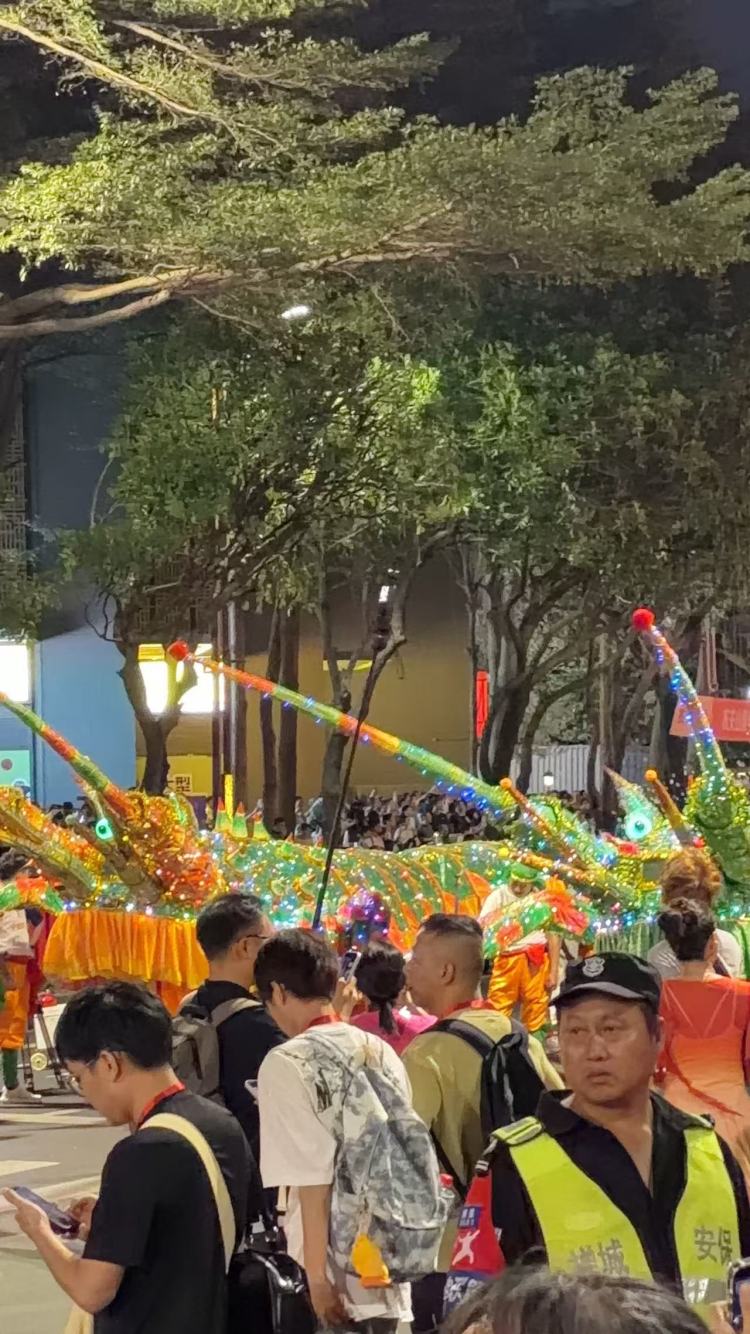 好多人啊,来晚了差点只能外围蹲着了哈哈哈,今年依旧精彩