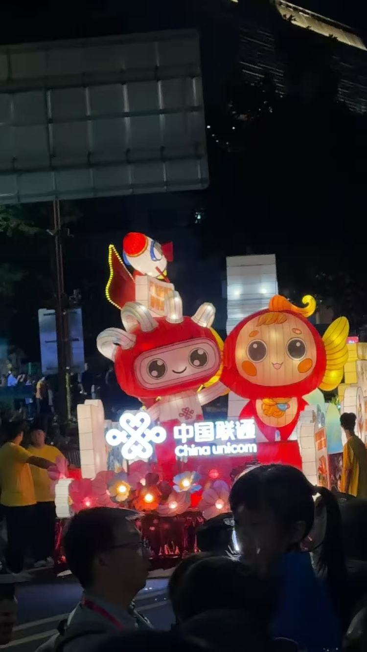 来睇秋色啦,提前过来占位,人真系好多!彩车开过来的时候,灯光好好看。