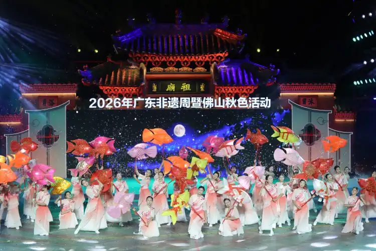 潮起岭南夜,秋色正青春