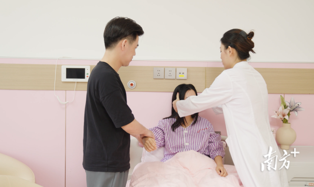 中医科医师为保胎中心患者进行治疗。