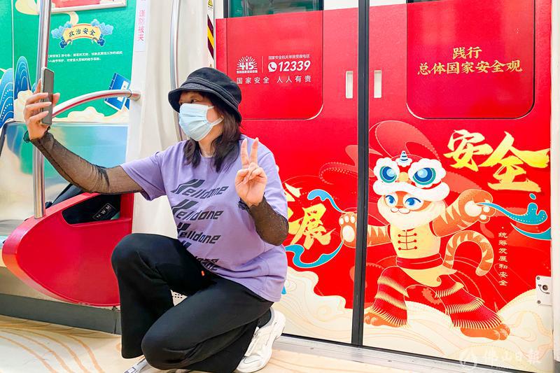 市民在列车上自拍。佛山日报记者符诗贺摄。