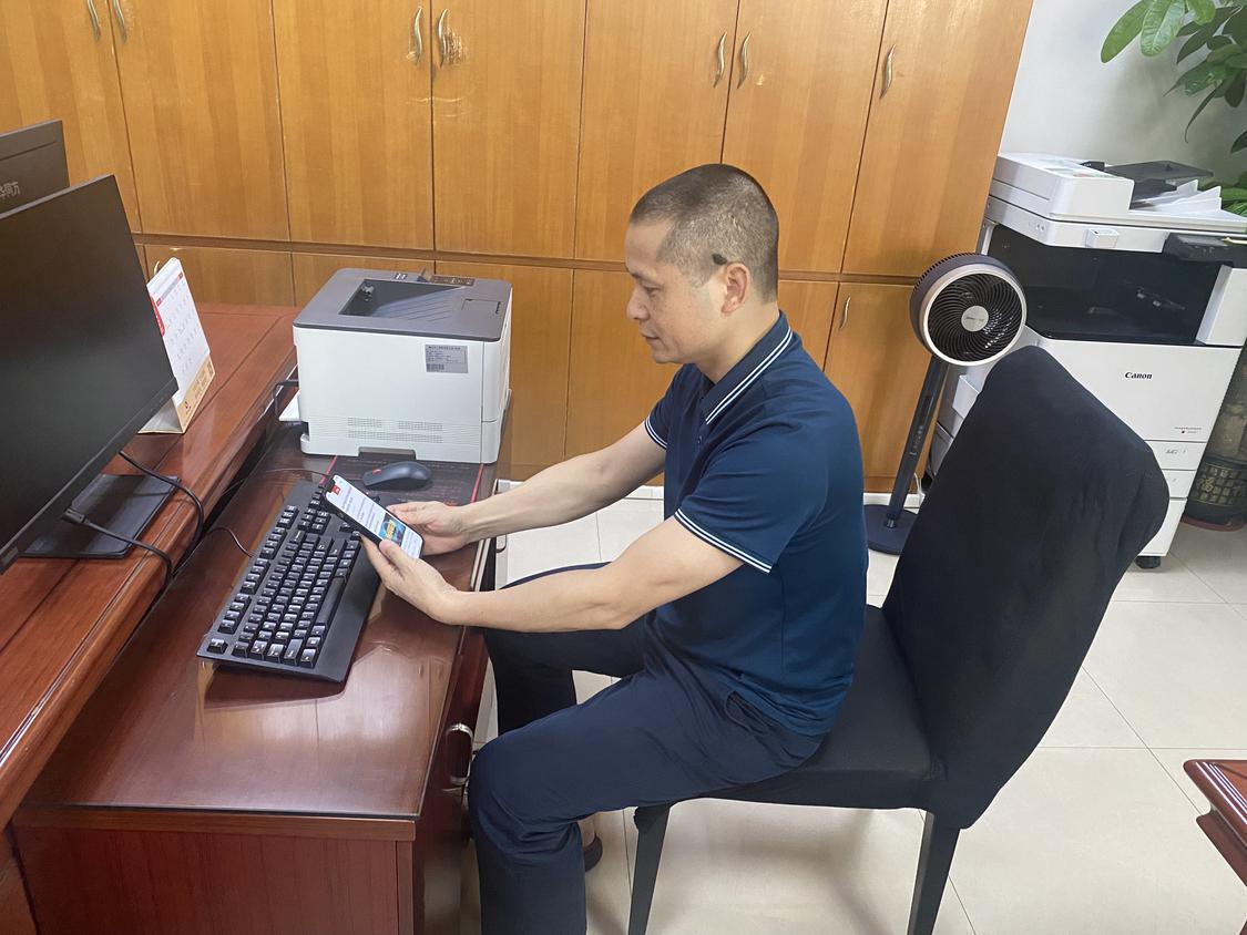 早上上班前用手机登录学习强国学习.jpg