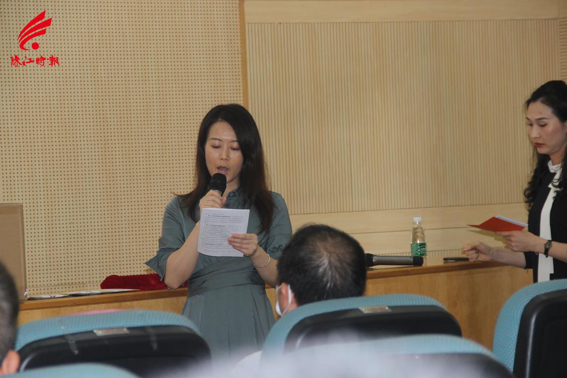 南海区教育局相关部门负责人宣读摇号流程和录取规则。