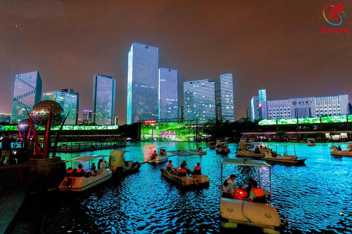 市民在千灯湖坐游船观看空间数字文旅剧。通讯员供图.jpg