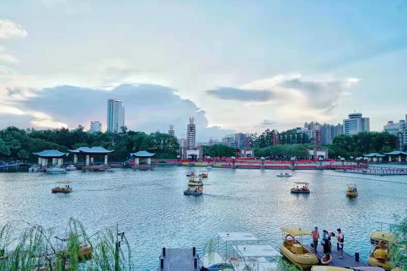 小长假休闲正当时。市民在千灯湖公园乘船游湖。/佛山日报摄影俱乐部黄锦雯摄