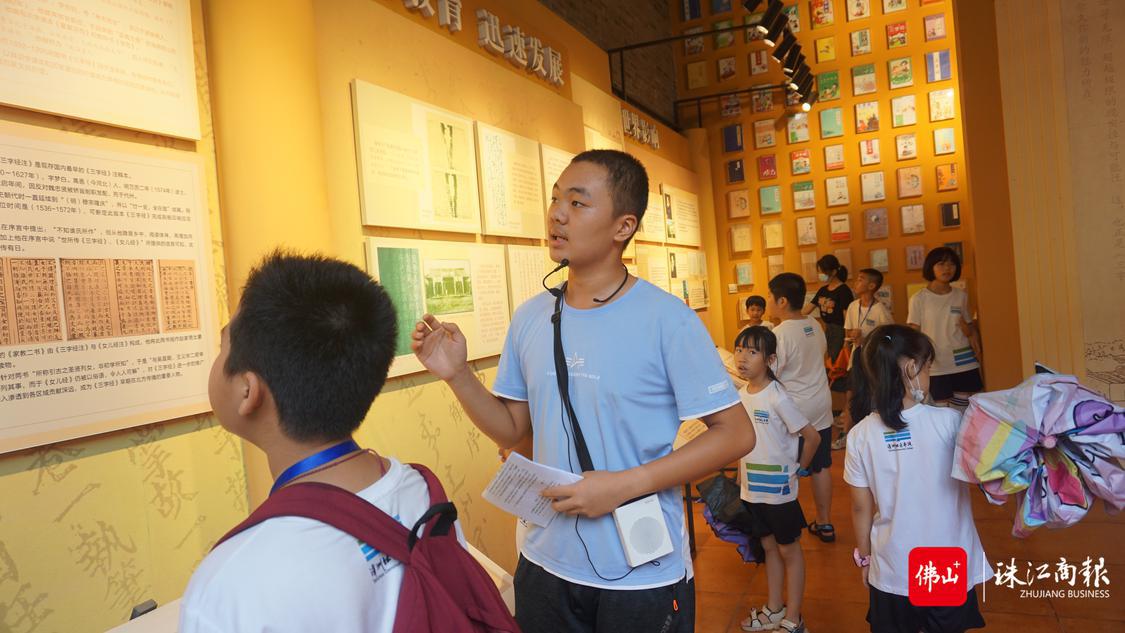 13岁的小讲师李先炼在三字经文化展览馆内对学员讲解《三字经》文化.jpg