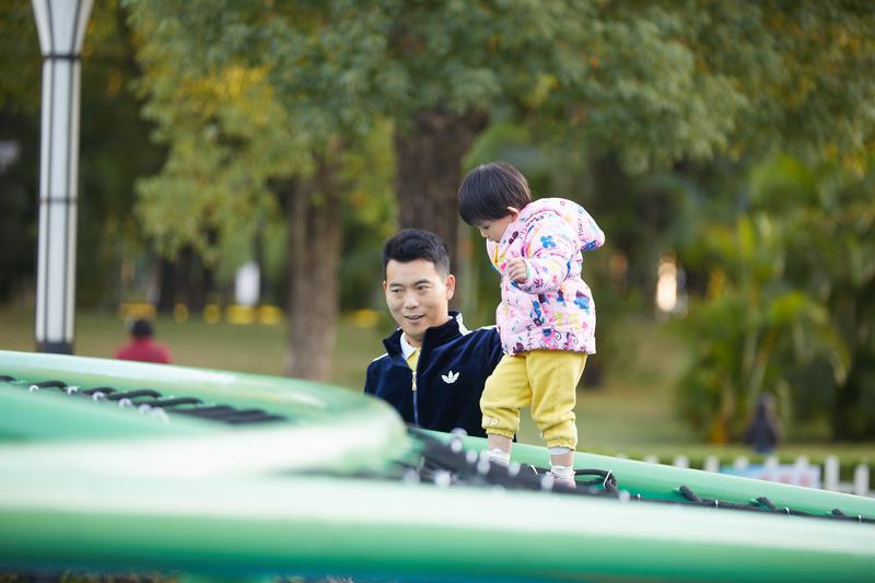 一位父亲在教孩子学步。/佛山日报记者吕润致摄