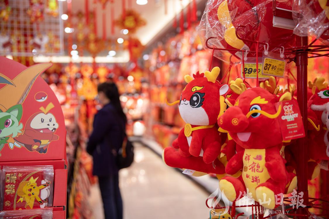大润发(高明店)入口处,各式对联和吉祥物(7276113)-20240122192152.jpg