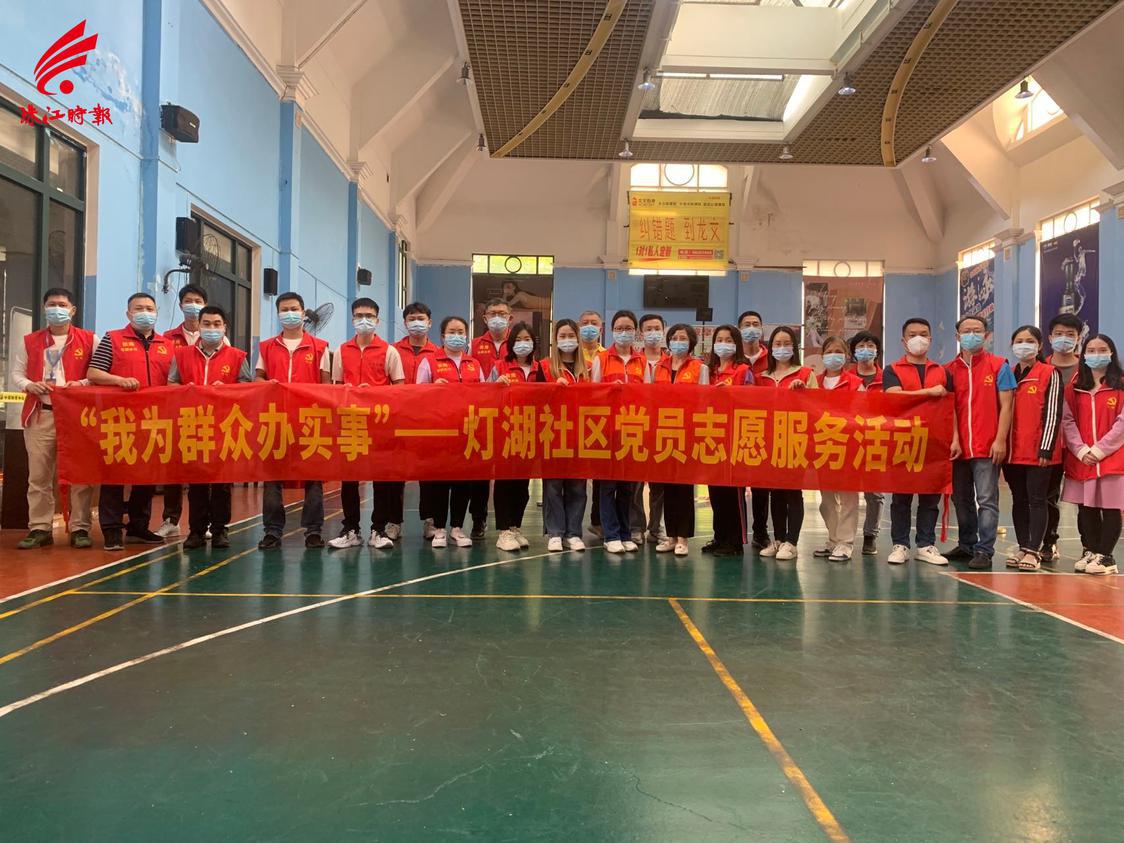 灯湖社区志愿者协助开展疫苗临时接种服务。.jpg