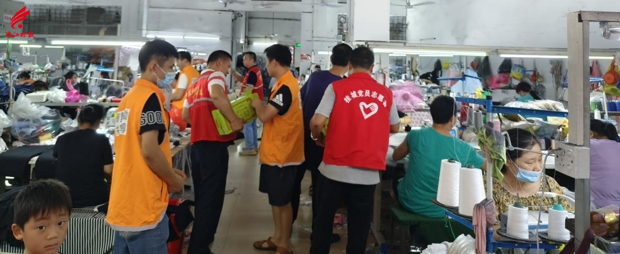街长为厂区工人送上清凉饮料。.jpg