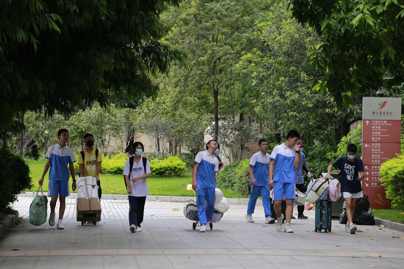 佛山华英学校初一学生开学，师兄师姐帮搬行李。/王颖仪摄