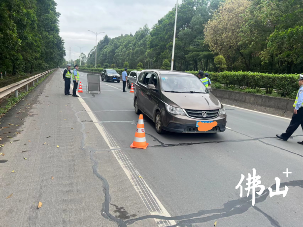 三水交通综合执法支队设卡进行查处。通讯员供图.png