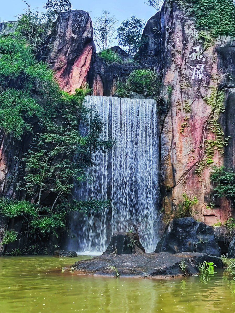 水帘飞瀑近景。 水帘飞瀑近景。