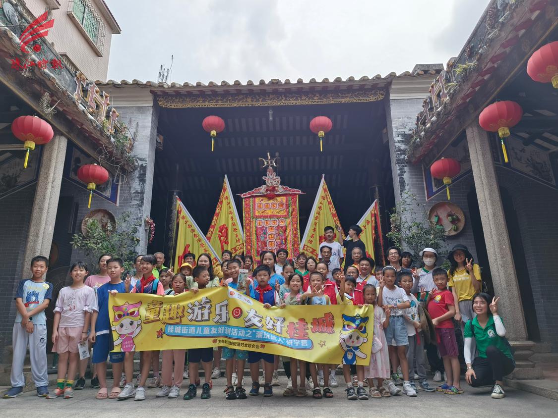 孩子们在古祠堂参加非遗研学活动。.jpg