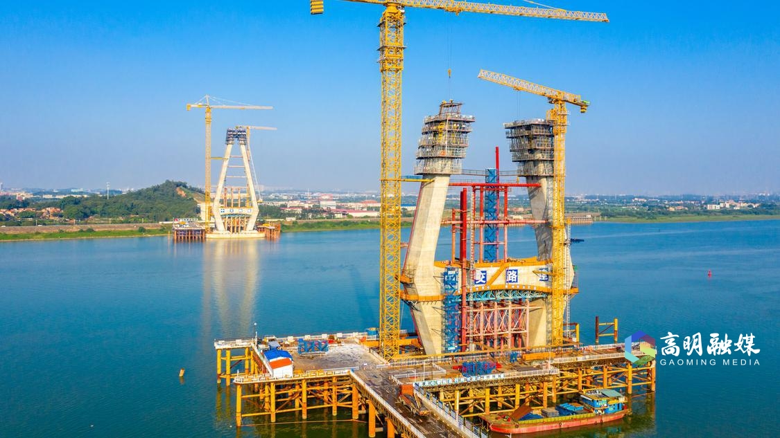 2021年10月,富龙西江特大桥工程已经完成超过50%的工程量。