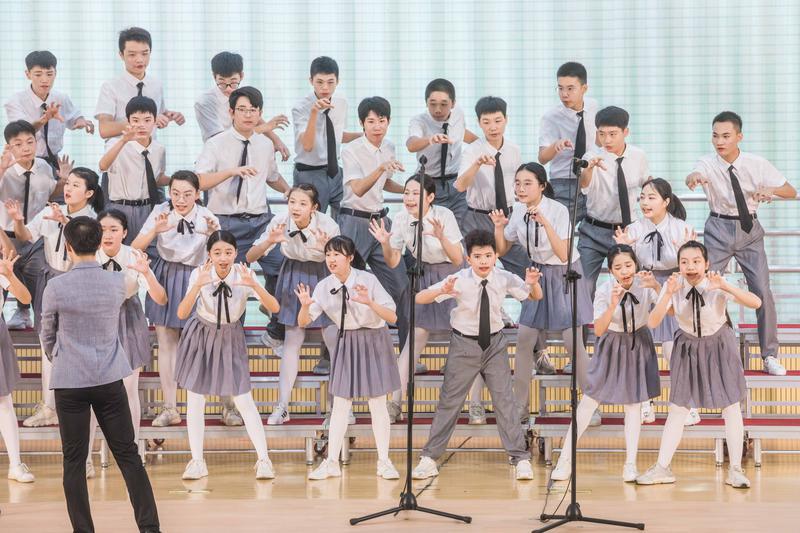 南海区南海实验中学在台上进行《the lion sleeps tonight》和《满城烟花》展演。/佛山日报记者王伟楠摄