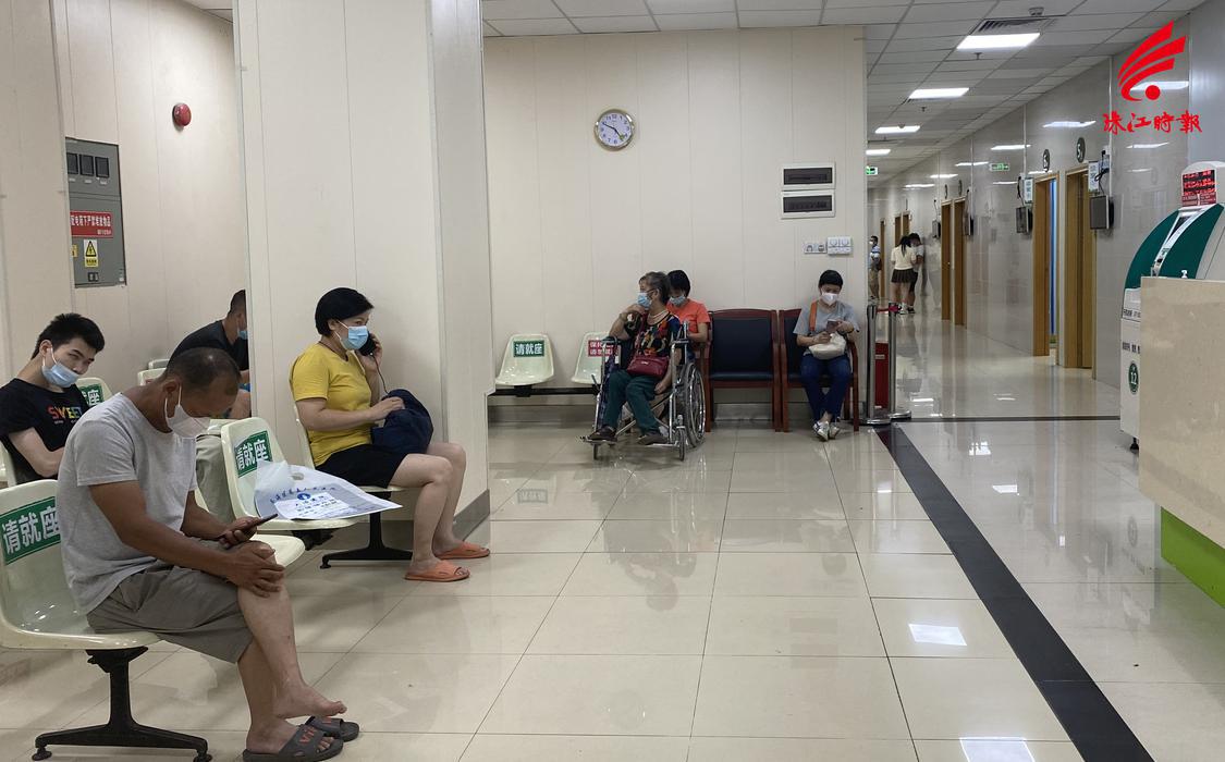 南海区第五人民医院骨科门诊近期关节疾病患者大幅增长。图为候诊区。.png