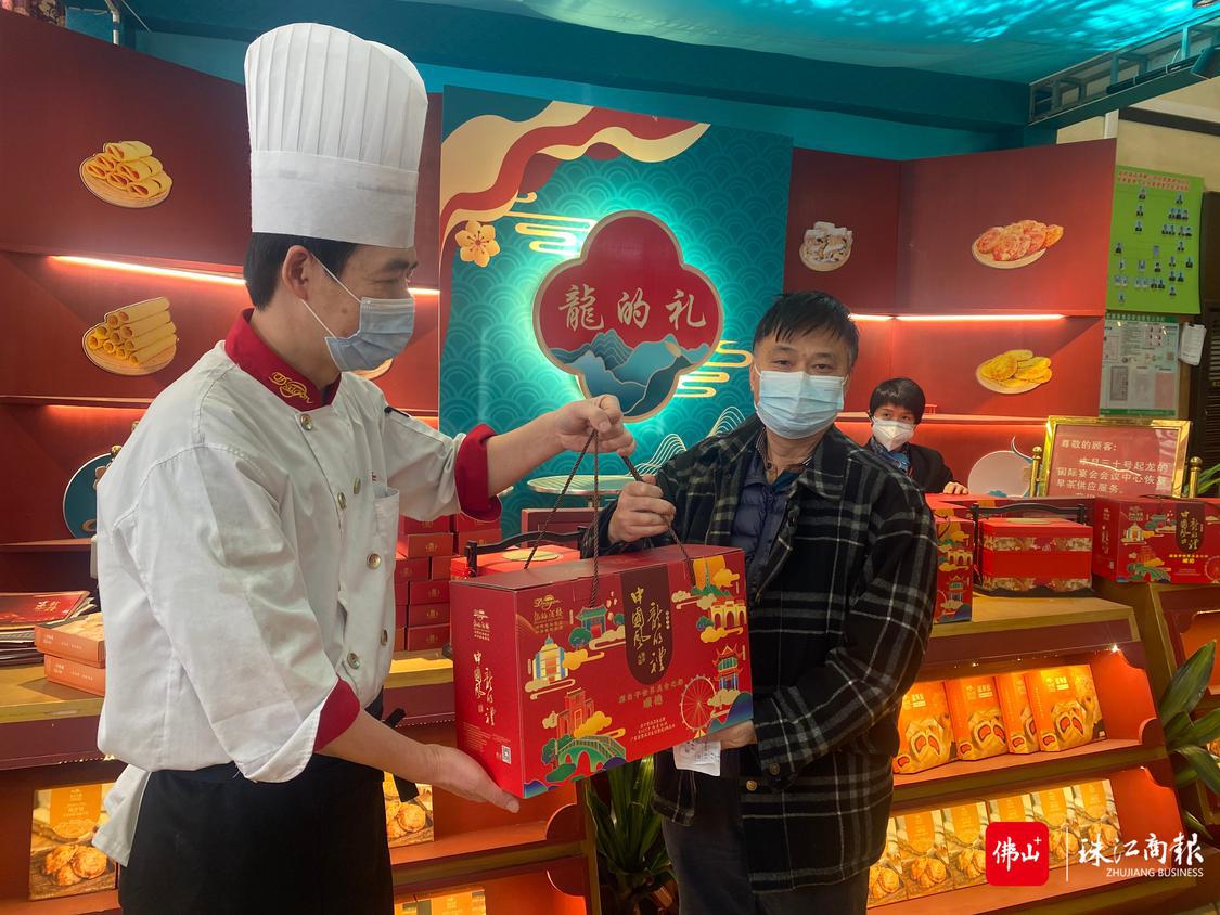 新春大礼包送到老同志手中.JPG
