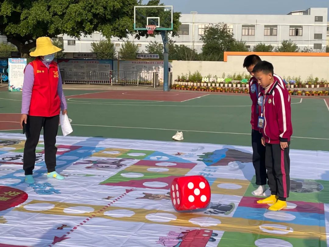 学生们在玩法治小游戏。通讯员供图.jpg