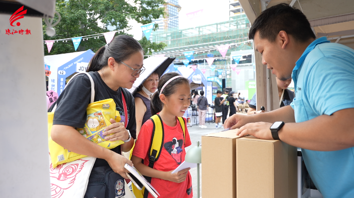 市民正在选购产品.png