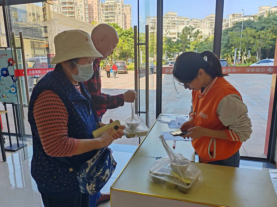 老人到家门口的老年助餐点领取午餐。 老人到家门口的老年助餐点领取午餐。