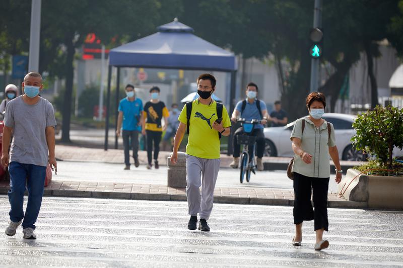过往行人有序通过路口。佛山日报记者吕润致摄