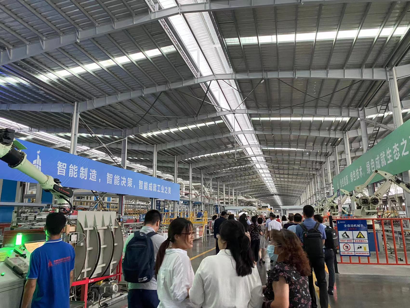 嘉宾参观新明珠集团三水绿色建材研发制造基地。佛山日报记者李嘉雯摄.jpg
