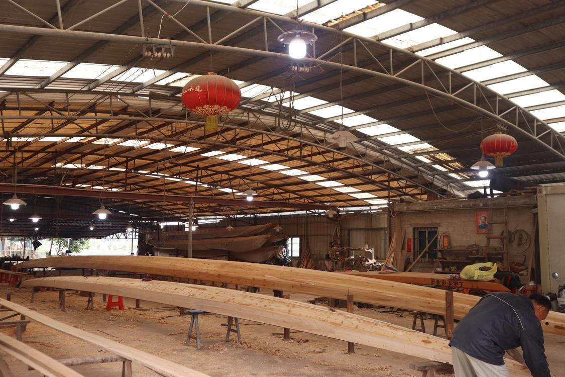 2月26日，李保安龙舟厂内，摆放着两条即将完工的龙舟。佛山日报记者邵巧玲摄.JPG
