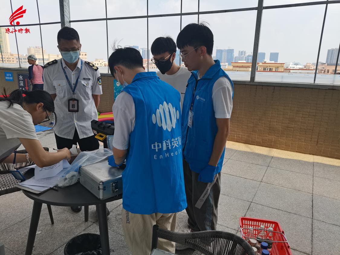 卫生监督员查看游泳场馆卫生制度台账.jpg