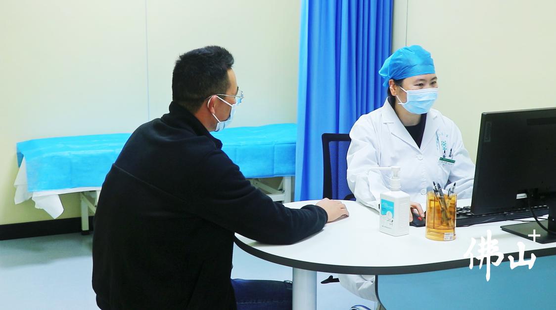 在新开业的工业园社区卫生服务站中,患者正在就诊。云东海街道供图.jpg