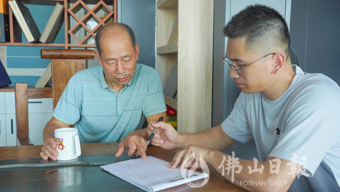 杜国枝师傅跟儿子谈论款式的设计。佛山市新(5410659)-20230629193110.JPG